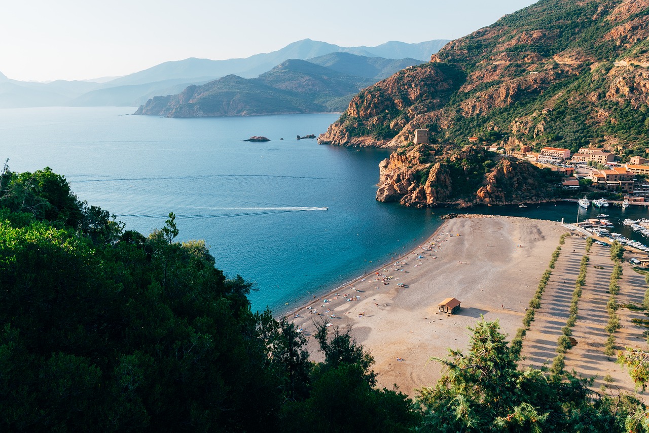 Quand est-il préférable de partir en Corse pour faire le tour de l'île en moto ?